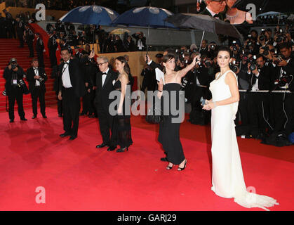 SORTIE AP.Woody Allen (2ème gauche) et sa femme Soon-Yi (Centre) assistent à Penelope Cruz (extrême droite) à la première de Vicky Cristina Barcelona de Woody Allen au 61ème Festival du film de Cannes, France. Banque D'Images