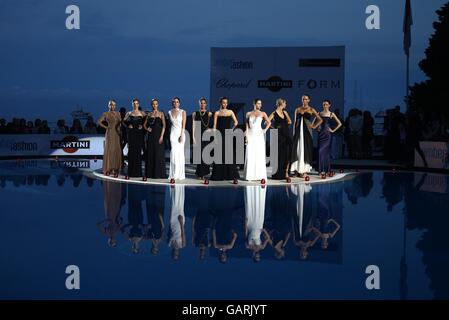 Modèles pendant le défilé de mode au Grand Prix et Fashion Unite au salon Amber, le Meridien Beach Plaza Hotel, Monaco. Banque D'Images