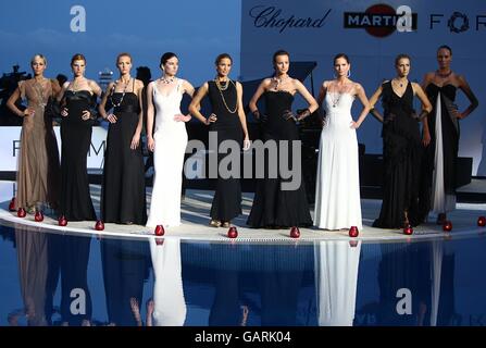 Modèles pendant le défilé de mode au Grand Prix et Fashion Unite au salon Amber, le Meridien Beach Plaza Hotel, Monaco. Banque D'Images