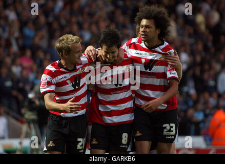 Brian stock (au centre) de Doncaster Rovers fête avec ses coéquipiers Jason Price (à droite) et James Coppinger après avoir obtenu le premier but du match. Banque D'Images