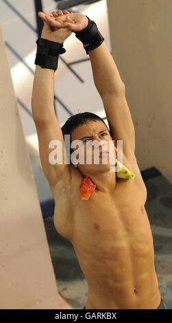 Tom Daley, en Grande-Bretagne, s'étend avant la série mondiale de plongée FINA à Ponds Forge, Sheffield. Banque D'Images