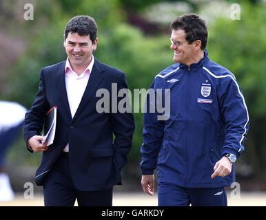 Football - Angleterre entraînement - Londres Colney.Fabio Capello (r), responsable de l'Angleterre, discute avec Adrian Bevington, directeur des communications de l'équipe d'Angleterre, à Colney Banque D'Images