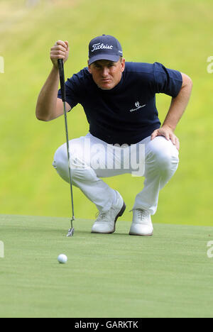 Golf - BMW PGA Championship 2008 - Round Three - Wentworth Golf Club - Virginia Water.Robert Karlsson, de Suède, fait la queue lors de la troisième manche du championnat BMW PGA au club de golf de Wentworth, Surrey. Banque D'Images