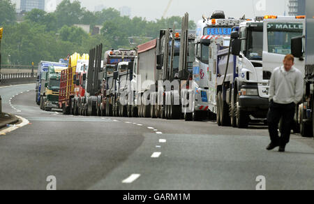 Une ligne de camions sur la partie surélevée de la route A40, à Paddington, dans l'ouest de Londres, lors de leur manifestation contre le carburant. Banque D'Images