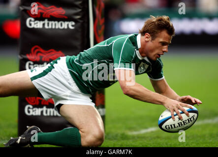 Rugby Union - International - Irlande / Barbarians - Kingsholm.Tommy Bowe marque la première tentative de l'Irlande contre les Barbarians lors du match international à Kingsholm, Gloucester. Banque D'Images