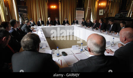 Le Premier ministre Gordon Brown rencontre des chefs de file de l'industrie pétrolière dans le Nord-est de l'Écosse. Banque D'Images