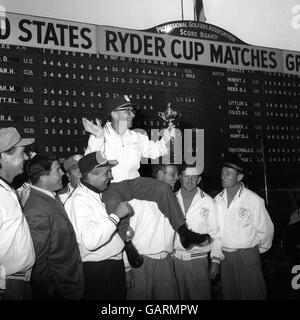 Jerry Barber, le capitaine de l'équipe américaine de la Ryder Cup, qui a remporté le prix, se retrouve élevé par les autres membres de son équipe après avoir reçu le trophée convoité de Lord Brabazon de Tara, président de la British Professional Golfers Association. Banque D'Images