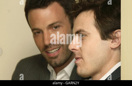 Le réalisateur Ben Affleck (à gauche) en photo avec le frère et la star du film Casey Affleck lors d'une séance photo pour « Gone Baby Gone », à l'hôtel Mandarin Oriental, à l'ouest de Londres. Banque D'Images