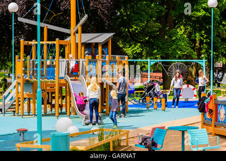 Motala, Suède - 21 juin 2016 : les enfants et les adultes à un jeu public dans la ville. Situation de la vie réelle. Banque D'Images