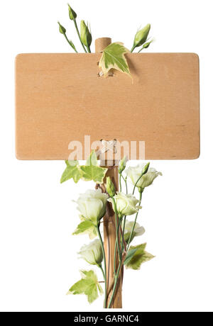Panneau en bois sur fond blanc avec des fleurs roses la sourrounding post. Concept pour des fins de publicité et de communication Banque D'Images