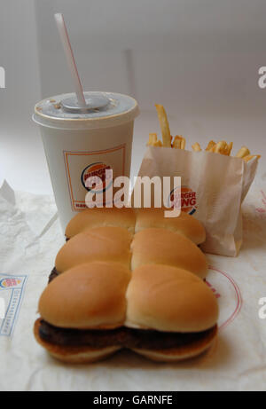 Le pack BK Angus de 6 hamburgers, frites et boisson sans alcool Coca-Cola moyenne faite par Burger King. Produits alimentaires rapides. Banque D'Images