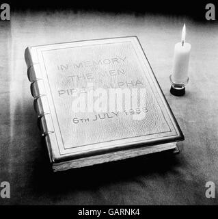 Un livre, lié par le Collège royal des armes, dédié à la mémoire des hommes qui ont perdu la vie dans la catastrophe de Piper Alpha.Le livre contient les noms et les dates de naissance de toutes les 167 personnes qui sont mortes dans la plate-forme pétrolière de la mer du Nord explosion et feu qui s'est produit il y a un an demain. Banque D'Images