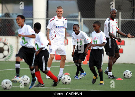 David Beckham d'Angleterre pendant une clinique de football pour les enfants des écoles locales au stade Marvin Lee, Port of Spain, Trinidad. Banque D'Images