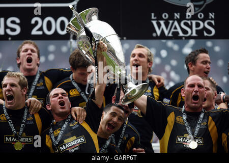 Rugby Union - Guinness Premiership final - London Wasps / Leicester Tigers - Twickenham.Lawrence Dallaglio et Fraser Waters, de London Wasps, lèvent le trophée après la finale Guinness Premiership à Twickenham, Londres. Banque D'Images