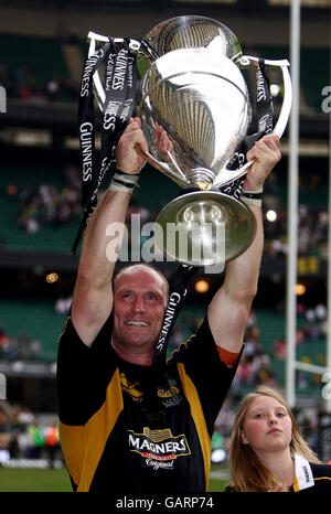 Lawrence Dallaglio des London Wasps célèbre avec le trophée suivant la finale Guinness Premiership à Twickenham, Londres. Banque D'Images