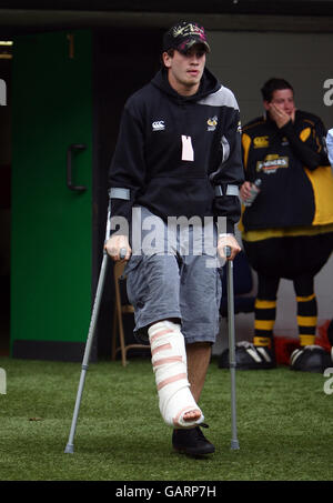 Danny Cipriani des London Wasps entre dans le sol sur des béquilles pour assister à la finale Guinness Premiership à Twickenham, Londres. Banque D'Images