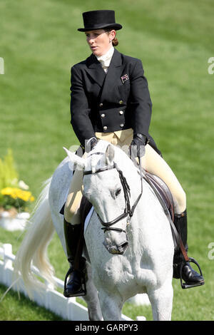 Caroline Powell de Nouvelle-Zélande sur Lenamore pendant la compétition de dressage Le deuxième jour des épreuves de badminton Banque D'Images