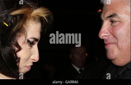 Amy Winehouse et son père Mitch lors des Ivor Novello Awards 2008, à Grosvenor House, dans le centre de Londres. Banque D'Images