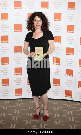 Charlotte Mendelson, surclassée pour son livre quand nous étions mauvais, arrive pour le prix Orange Broadband pour Fiction au Royal Festival Hall de la South Bank, Londres. Banque D'Images