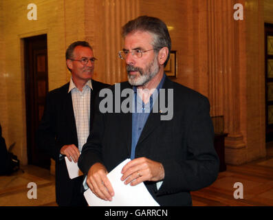 Le président de Sinn Fein, Gerry Adams, et Gerry Kelly, à gauche, arrivent à lire une déclaration aux médias aux édifices du Parlement, à Stormont, à Belfast. Banque D'Images