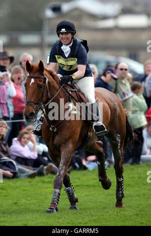 Rosie Thomas fait le meilleur de Barry dans la compétition de cross-country Banque D'Images