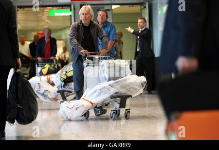 BA pour déplacer les vols long-courriers vers le nouveau terminal.Un passager de l'aéroport d'Heathrow, British Airways, a effectué certains de ses vols long-courriers vers le terminal 5. Banque D'Images