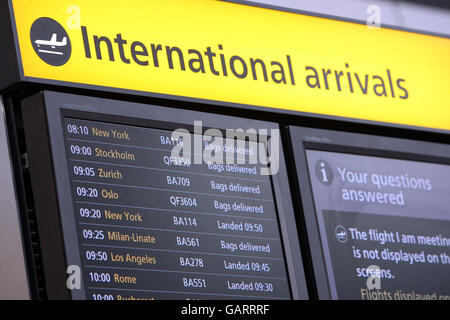 Un écran d'information à l'aéroport de Heathrow, British Airways commutent certains de leurs vols long courrier vers le terminal 5. Banque D'Images