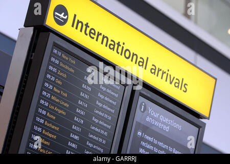 Écran d'information à l'aéroport de Heathrow, British Airways a effectué le transfert de certains de ses vols long courrier vers le terminal 5. Banque D'Images