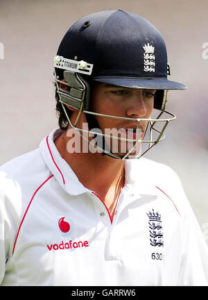 Alastair Cook d'Angleterre après avoir été sous l'égide de Kyle Mills en Nouvelle-Zélande pendant 6 courses lors du troisième match de npower Test à Trent Bridge, Nottingham. Banque D'Images