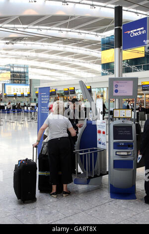 BA pour déplacer les vols long-courriers vers le nouveau terminal.Un passager de l'aéroport d'Heathrow, British Airways, a effectué certains de ses vols long-courriers vers le terminal 5. Banque D'Images