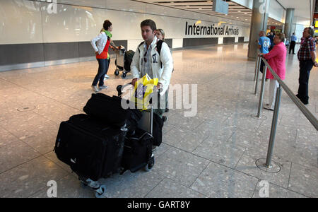 BA pour déplacer les vols long-courriers vers le nouveau terminal.Les passagers de l'aéroport d'Heathrow en tant que British Airways commutent certains de leurs vols à long hall vers le terminal 5. Banque D'Images