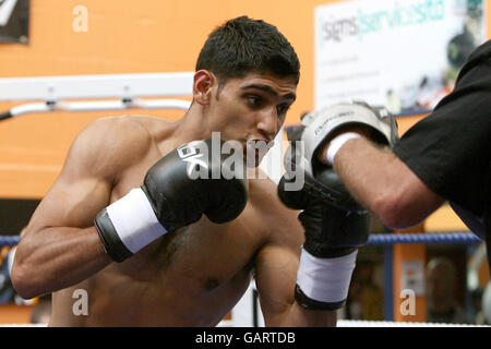 Amir Khan lors d'un exercice dans les médias au Centre communautaire de gants, Bolton. Banque D'Images