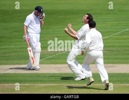 Cricket - troisième match de npower Test - Premier jour - Angleterre / Nouvelle-Zélande - Trent Bridge.Kyle Mills (2e ight), en Nouvelle-Zélande, célèbre le cricket de Paul Collingwood, en Angleterre (l) Banque D'Images