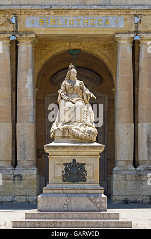 Malte, La Valette : Monument dédié à la reine Victoria, en face de la Bibliothèque nationale. Banque D'Images