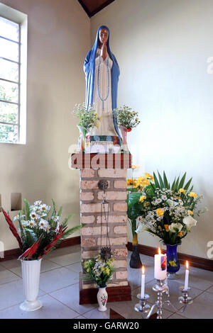 Statue de la Vierge Marie dans la chapelle de l'église catholique du Sanctuaire de Kibeho au Rwanda, l'Afrique. Lieu de l'apparition de la Vierge Marie. En 1981, la 'Vierge', mère de Jésus, a comparu pour la première fois à trois jeunes filles. Ce miracle a été reconnu par le Vatican Eglise catholique en 2003. Depuis, Kibeho est un site de pèlerinage pour les catholiques, considéré comme le 'Lourdes de l'Afrique". Banque D'Images