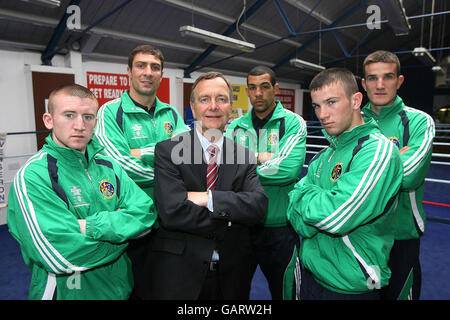 Le ministre Martin Cullen rencontre l'équipe de boxe Olympique irlandais Banque D'Images