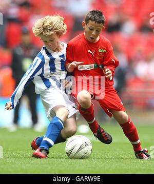 Football - Coca-Cola football League One - Play Off - final - Doncaster Rovers v Leeds United - Wembley Stadium. Les enfants jouent à la coupe de la communauté avant le match. Banque D'Images