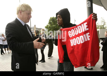 Le maire de Londres Boris Johnson reçoit un haut à capuchon de Garron 'The Goodfather' Mitchell, âgé de 30 ans d'Edmonton, dans le nord de Londres, un militant qui prévoit de lancer des gangs de 'Goodie Hoodies' autour du Royaume-Uni pour promouvoir une image positive des jeunes dans les médias, à l'extérieur de l'hôtel de ville de Londres. Banque D'Images