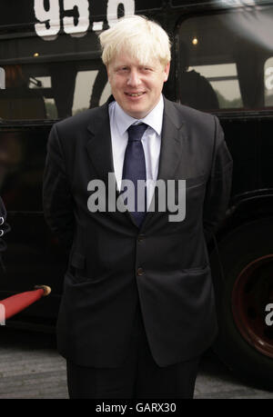 Le maire de Londres Boris Johnson en photo après avoir été interviewé au salon Capital FM Breakfast devant l'hôtel de ville de Londres. Banque D'Images