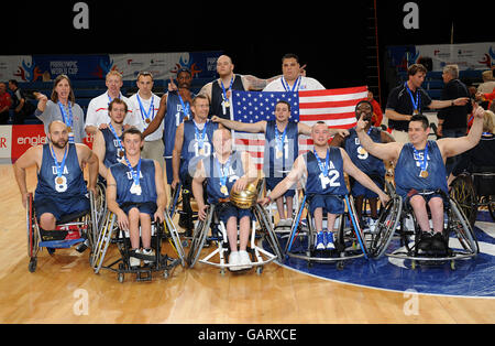 Athlétisme - COUPE du monde paralympique VISA 2008 - SportCity - Manchester.L'équipe de basket-ball des États-Unis avec son trophée après avoir remporté la coupe du monde paralympique. Banque D'Images