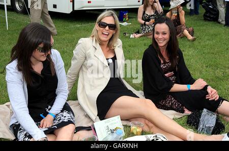 Courses hippiques - 2008 Derby Festival - Ladies Day - Epsom Downs Racecourse. Racegoers pendant la Journée des dames Banque D'Images