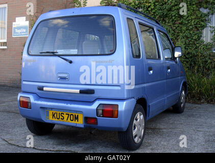 Le Suzuki Wagon R avant d'être transformé par Andy Saunders de Poole, Dorset, en mini Hummer. Banque D'Images