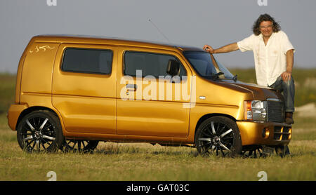 Andy Saunders de Poole, Dorset, présente fièrement le mini Hummer qu'il a construit à partir d'un Suzuki Wagon R. Banque D'Images