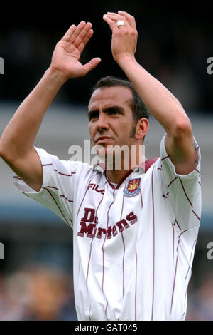 Football - FA Barclaycard Premiership - Birmingham City v West Ham United.Paolo Di Canio, de West Ham United, se déporte alors que ses côtés sont relégués Banque D'Images