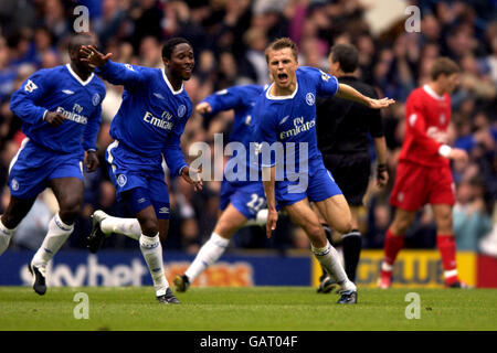 Jesper Gronkjaer célèbre après avoir marquant le deuxième but de Chelsea contre Liverpool Banque D'Images