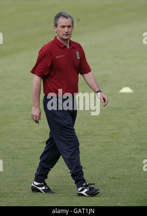 Football - session d'entraînement en Écosse - Spartan Stadium.George Burley, directeur écossais, lors d'une séance d'entraînement au Spartan Stadium, à Prague, en République tchèque. Banque D'Images