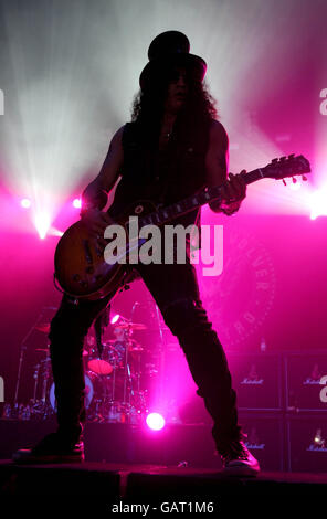 Le guitariste Velvet Revolver Slash joue en concert à la Brixton Academy de Londres. Banque D'Images