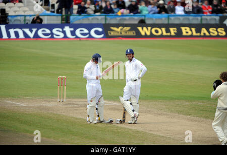 Andrew Strauss (à gauche) et le capitaine Michael Vaughan Banque D'Images