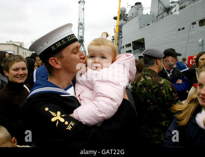 Barry McKeown, de Coat Bridge en Écosse, accueille sa fille de deux ans, Kira, sur le quai, tandis que l'illustre HMS retourne à la base navale de Portsmouth après un déploiement de quatre mois dans l'océan Indien où elle dirigeait la mission navale Orion 08. Le porte-avions de la Royal Navy, au centre d'un scandale de « photo inappropriée », est revenu aujourd'hui dans son port d'origine après un déploiement de quatre mois enclin aux bourrades. Banque D'Images