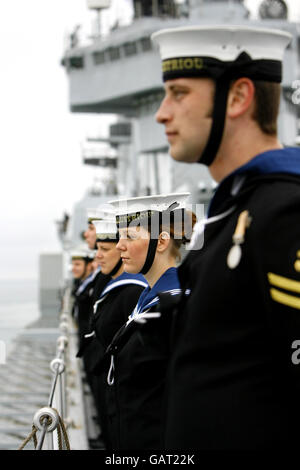 Des marins bordent le pont de vol du HMS illustre alors qu'elle retourne à la base navale de Portsmouth après un déploiement de quatre mois dans l'océan Indien où elle dirigeait la mission navale Orion 08. Le porte-avions de la Royal Navy, au centre d'un scandale de « photo inappropriée », est revenu aujourd'hui dans son port d'origine après un déploiement de quatre mois enclin aux bourrades. Banque D'Images